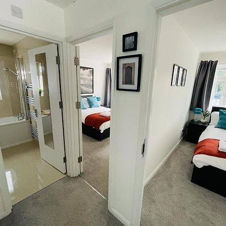 Enfield Chase Apartment Bagian luar foto