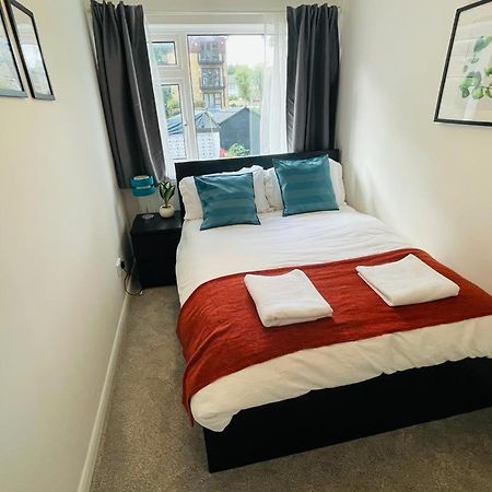 Enfield Chase Apartment Bagian luar foto