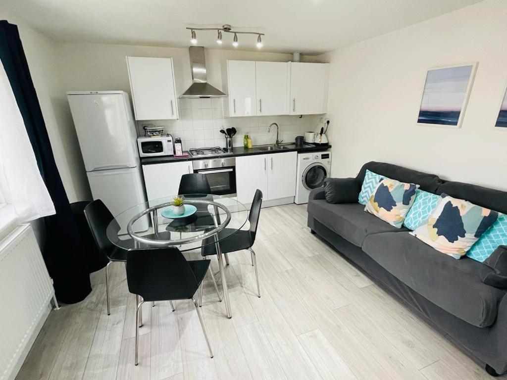 Enfield Chase Apartment Bagian luar foto