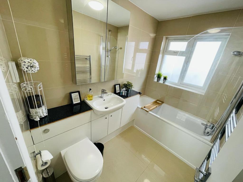 Enfield Chase Apartment Bagian luar foto