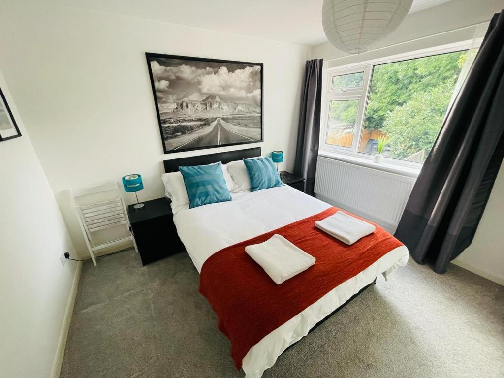 Enfield Chase Apartment Bagian luar foto