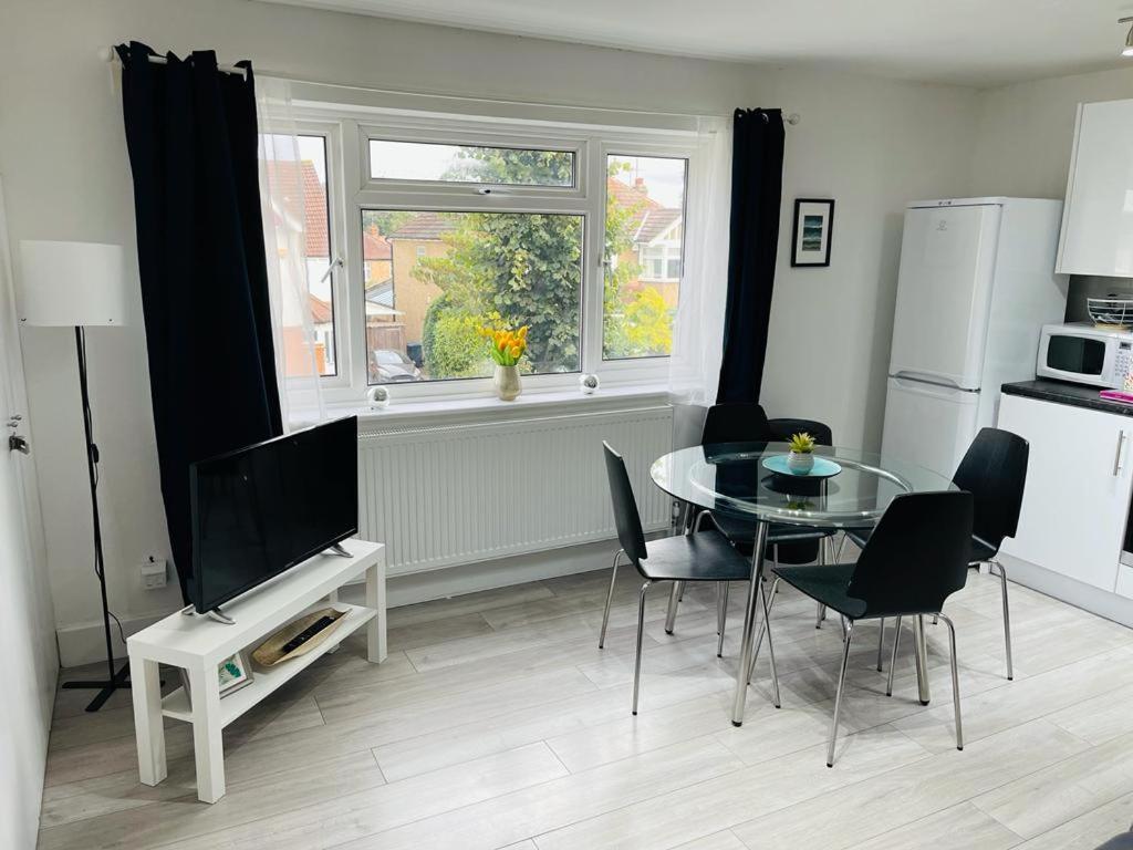 Enfield Chase Apartment Bagian luar foto
