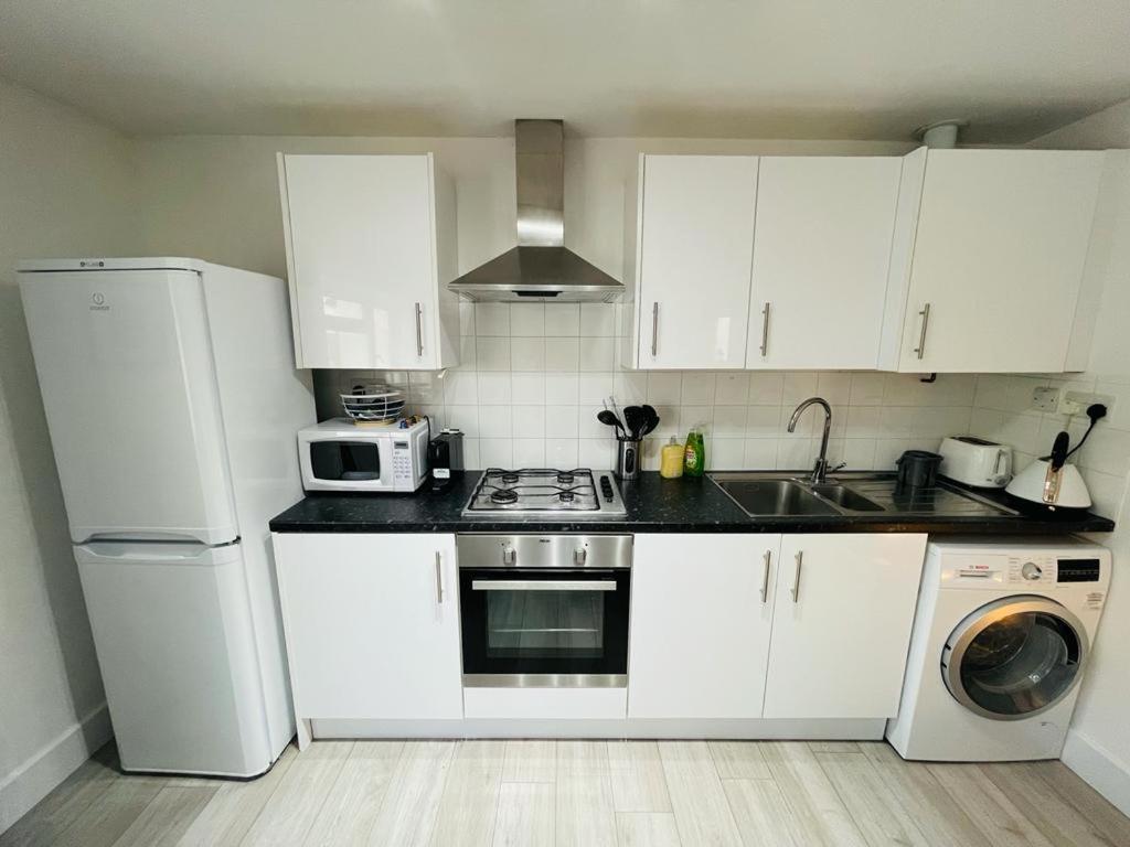 Enfield Chase Apartment Bagian luar foto