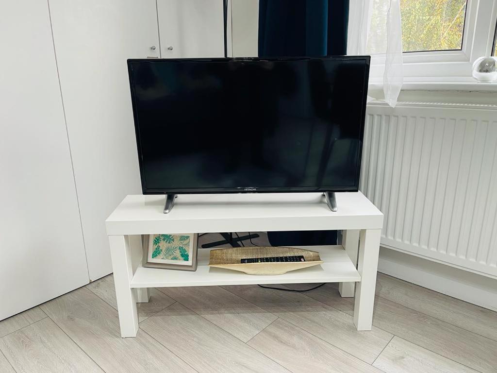 Enfield Chase Apartment Bagian luar foto