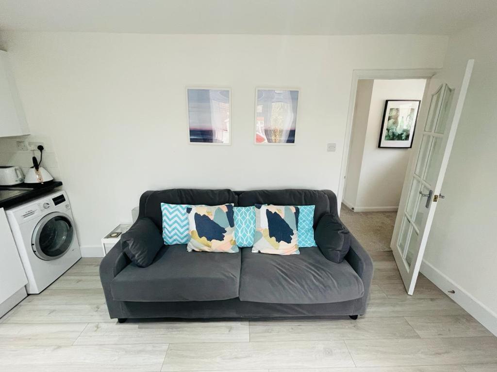 Enfield Chase Apartment Bagian luar foto