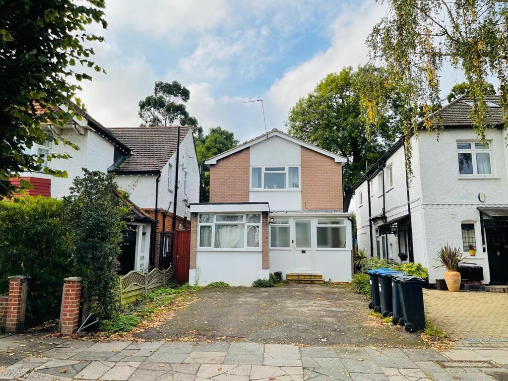 Enfield Chase Apartment Bagian luar foto