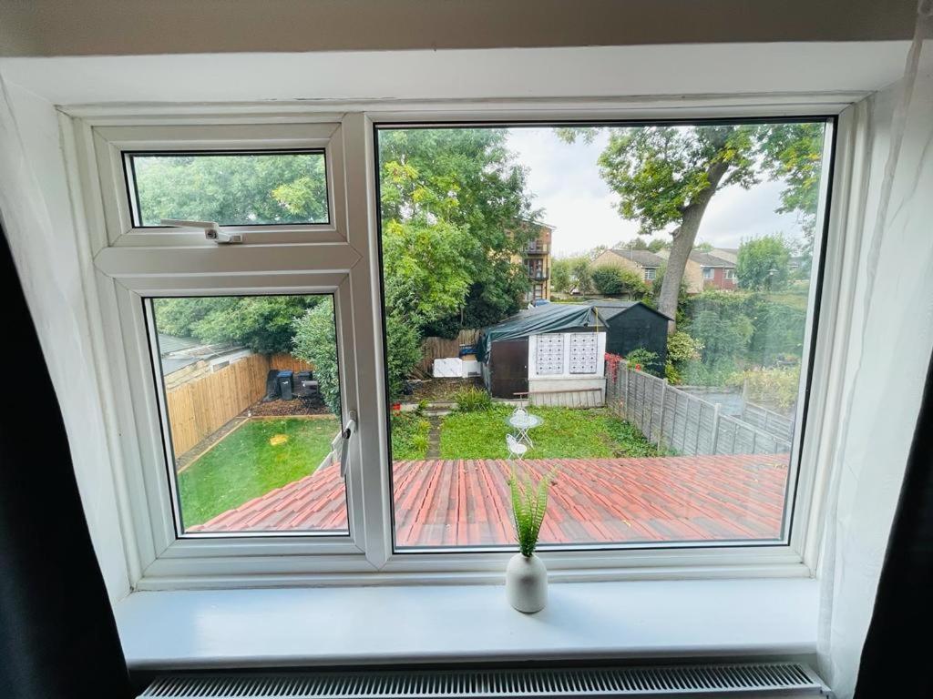 Enfield Chase Apartment Bagian luar foto