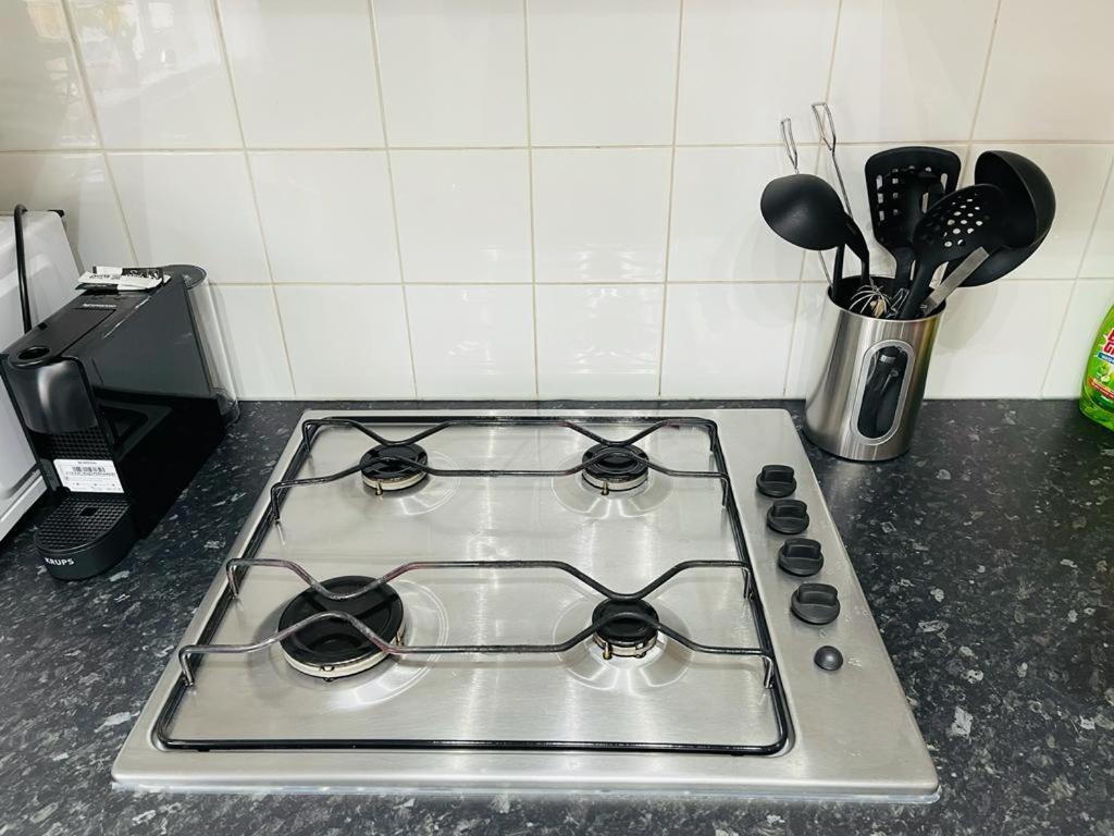 Enfield Chase Apartment Bagian luar foto